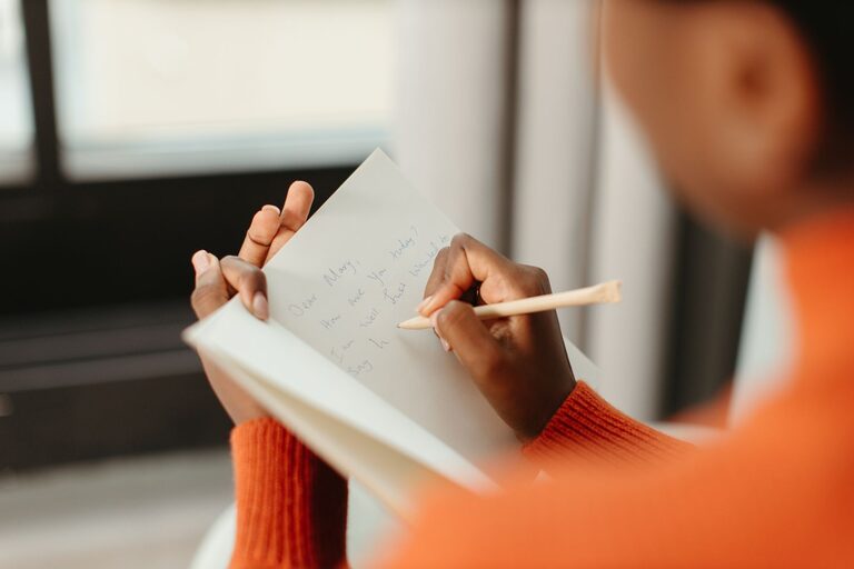 Cum să ții un jurnal pentru claritate și concentrare